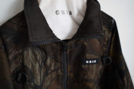 GRIS<br>グ<br>Zip-up Blouzon<br>GR26AW-JK003